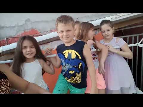 brincado de esconde esconde com os primos