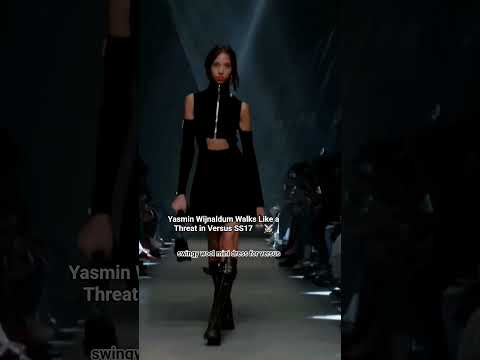 Yasmin Wijnaldum läuft wie eine Bedrohung in Versus SS17 🖤⚔️ #yasminwijnaldum #versus #catwalk