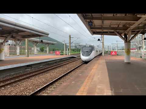 117ª Linha Jingyushan / Linha Pingtung Abertura Chaozhou Camouflage Box EMU3000 Tipo Veículo Especial Veículo 3026/3260 Black-face Piheron New City Self-Qiang Station se aproximando da nova estação Zuido