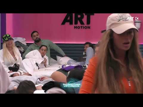 "Nxehet" situata në Shtëpi: Santiana e Meti përlahen për tesha