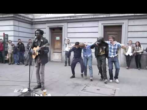 Mirip suara Bob marley..!?? pengamen ini di puji saat nyanyikan no women no cry