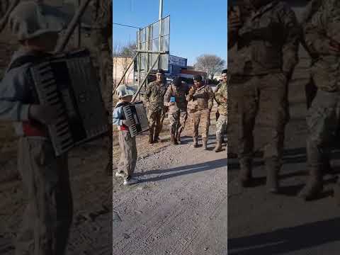 VALENTIN AVILA TOCANDO CHAMAMÉ  A LOS DEL EJERCITO🎶🪗