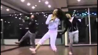 [閒聊] 朴信惠在見面會上表演Jennie、aespa、IV