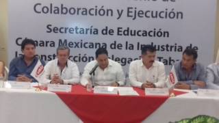 ANGEL SOLIS CARBALLO  DA SU DISCURSO EN LA FIRMA DE COLABORACIÓN Y EJECUCIÓN  ENTRE LA SEP TABASCO Y