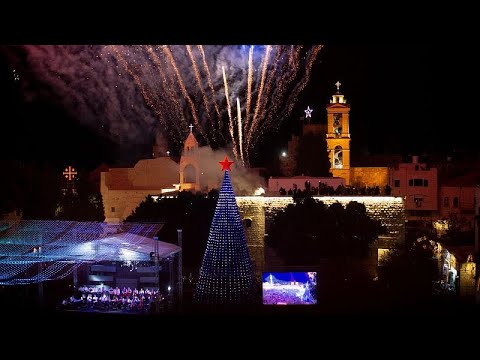 شجرة عيد الميلاد تضيئ ساحة كنيسة المهد في بيت لحم بالضفة الغربية المحتلة