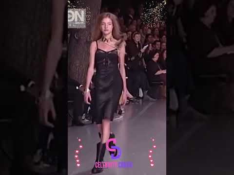 Natalia Vodianova's Iconic Runway Moment! 👠💃