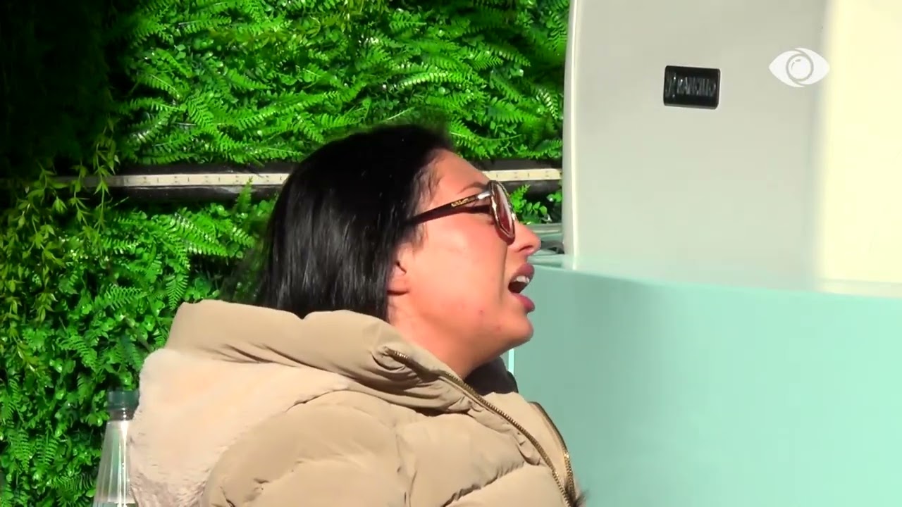 Ina debaton me Stelinën, Keijsi fle gjumë në living