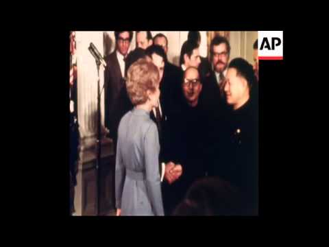 SYND 13-1-73 PRESIDENT NIXON MEETS CHINESE ACROBATS