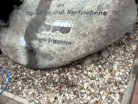 Steinmetzin bei der Arbeit