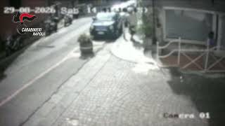 le-immagini-della-donna-scippata-in-pieno-giorno-a-napoli