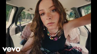 Musik-Video-Miniaturansicht zu Sleep Tight Songtext von Holly Humberstone