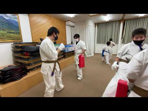 下段回し蹴りミット練習
