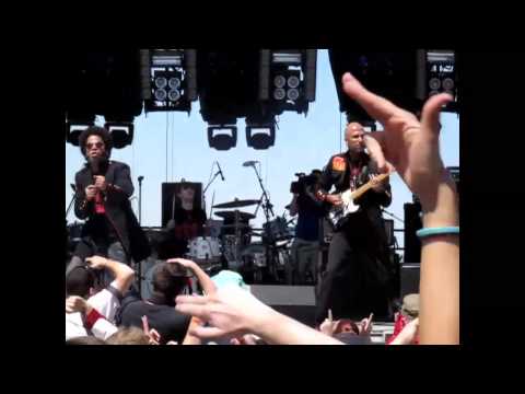 Street Sweeper Social Club "Paper Planes" Live at Sasquatch