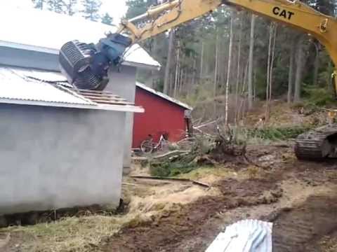 Riving av garasje med Cat 211 gravemaskin