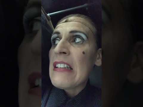 La Signora sendet mit versteckter Kamera live aus dem Spind in der Garderobe