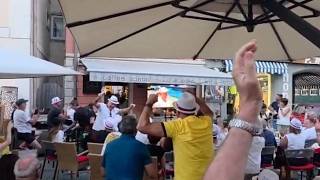 Tifo da Mondiali per Sinner, nel suo paese natale tutti riuniti al bar per la finale. Poi la festa