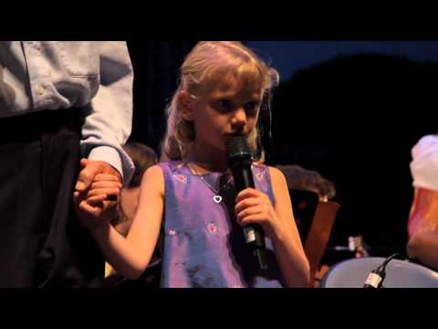 Graeme Allwright chante "petit Garçon" avec ses petits enfants