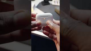 Download lagu Why is My AirPods Flashing Amber Light? #AirPodsTips #AirPodsIssue #GadgetTips mp3