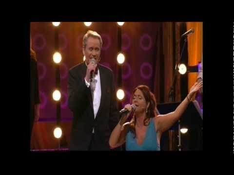 Sten Nilsson och Kristina Lindberg sjunger "Leende guldbruna ögon" i BingoLotto