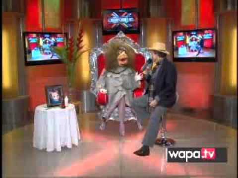 SuperXclusivo - Pedro Rosa Nales con su capa amarilla a todas partes