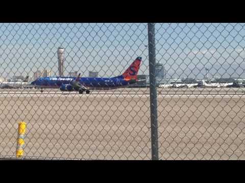 Sun Country 737-800 landing at Las Vegas