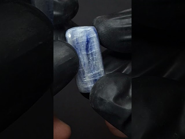 حجر كيانيت أزرق متوهج طبيعي