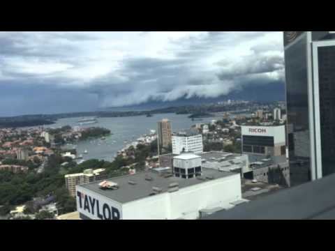 На Сидней наступает стена облаков