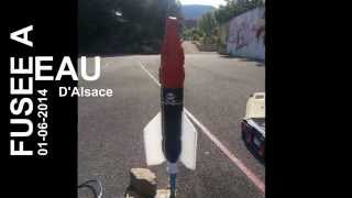 preview picture of video 'Fusée à eau - Water rocket - avec parachutiste Playmobil'