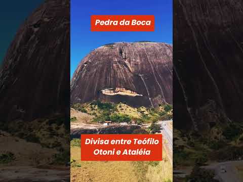 Pedra da Boca, uma formação rochosa entre Teófilo Otoni e Ataléia, no Vale do Mucuri (Minas Gerais).