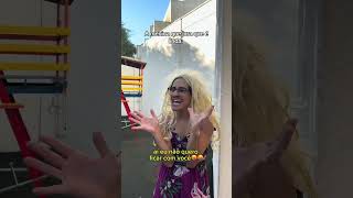 AQUELA MENINA QUE JURA QUE É LINDA