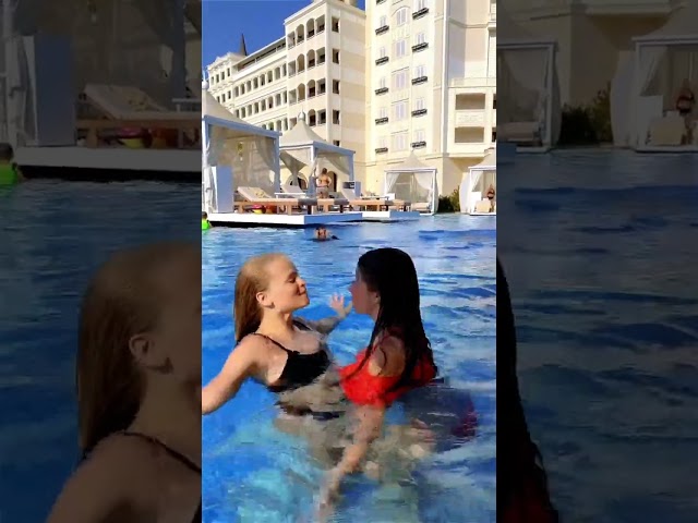 Милана Хаметова и Милана Стар купаются в купальниках в бассейне и поют песню: Опути Нипутю