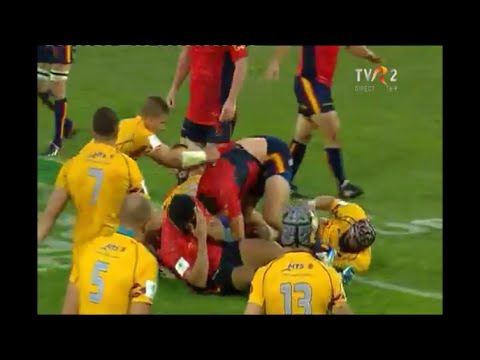 Anibal Bonan takes blow to the head from Andrei Ursache's leg