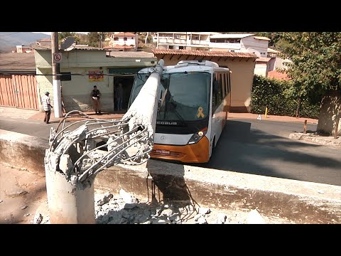 TV Banqueta - Caminhão bate em poste e atinge micro-ônibus na Rua Abolição - 02/08/2022
