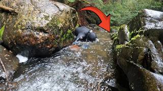 Bergung reicher Goldvorkommen zwischen den Felsbrocken dieses tasmanischen Flusses!!