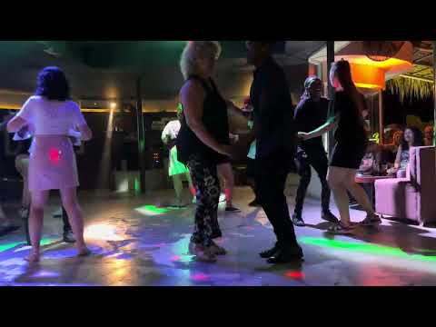 Bailarín y bailarina bailando Bachata en @ babylon las terrenas