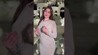 فستان بيج ناعم بتطريز أكمام وقصة تنحيف ملتفة