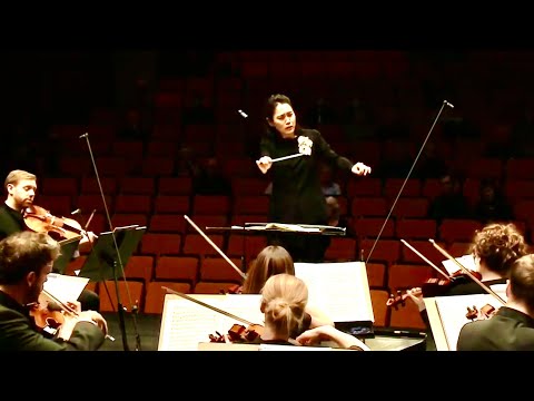 Han-Na Chang conducts Mozart 40