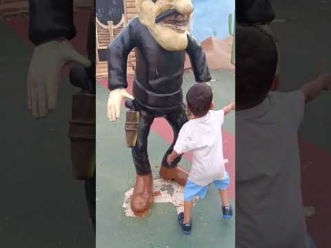 أحمد عم يسلم على الحرامية ما عرف كيف يسلم 🤣 #للوش_حمودة