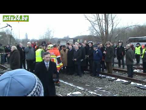 Actu24 - Le roi Albert II sur les lieux de la catastrophe de Halle