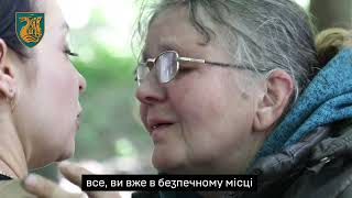 Николаевские морпехи вывели группу пенсионеров из-под обстрелов в Волчанске (видео)