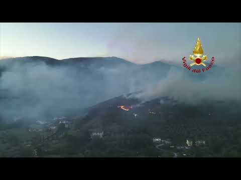 L'incendio sul monte Faeta nel video dei vigili del fuoco