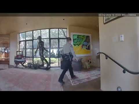 Moment, in dem die Bodycam der Polizei den Tod von Gene Hackman entdeckt