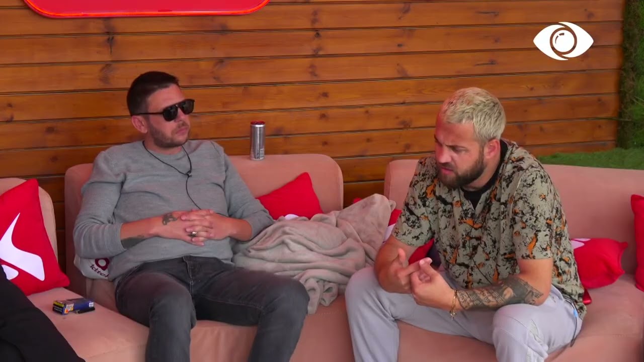 Banorët bisedojnë në verandë