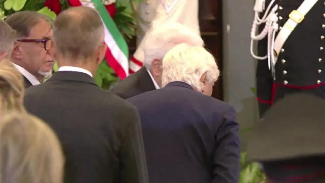 Funerali Emma Bonino, Mattarella saluta famigliari della leader radicale al termine della cerimonia