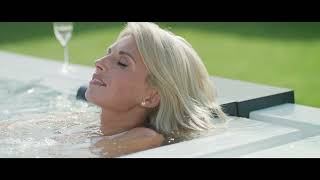 Aquatica Vibe Infinity Spa con pannelli compositi Maridur® bianchi