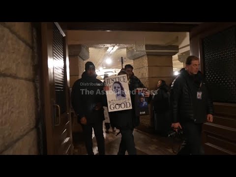 Minnesotans demand charges against officers who shot Alex Pretti