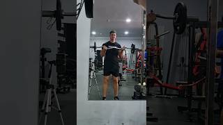 CURL BÍCEPS CON BARRA Z DE PIE