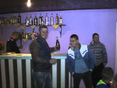 Weekend-uri cu lautari stropite cu bautura din belsug, la un bar de la marginea Smeeni-ului