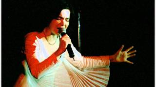 Björk - So Broken (Live At The Benicassim Festival, Spain 98)