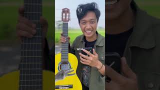 Download lagu This guitar is highly sought after by beginners! 😁🤙🏻 #beginnerguitar #learnguitar #acousticguitar mp3